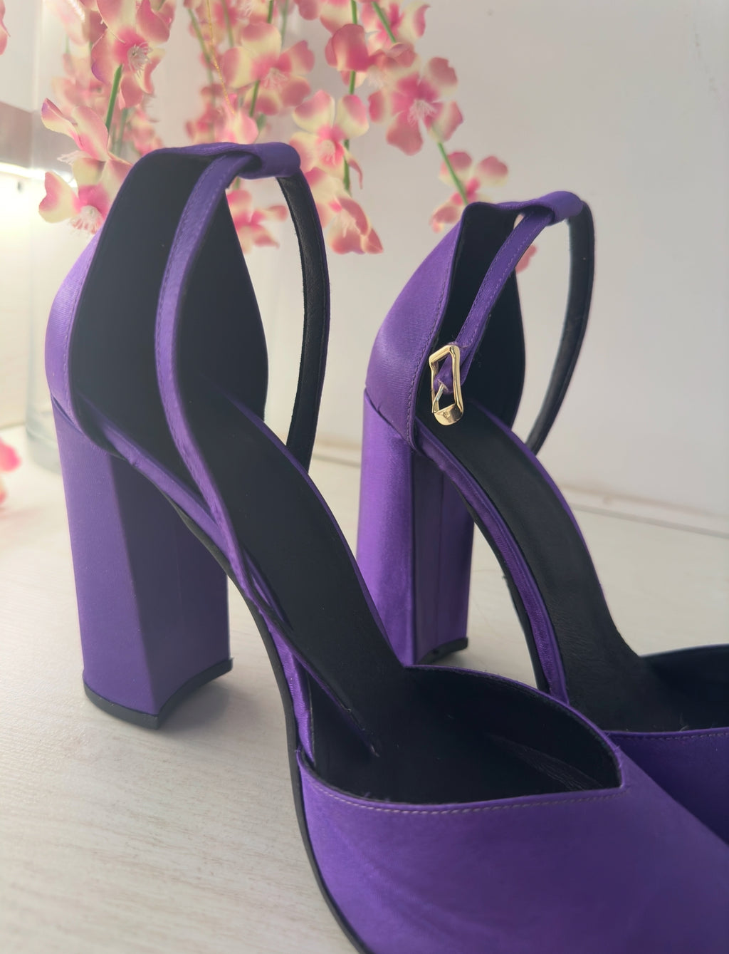 Μοβ τακούνι