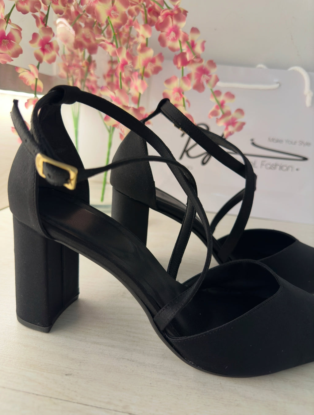 Μαύρη γόβα χιαστή