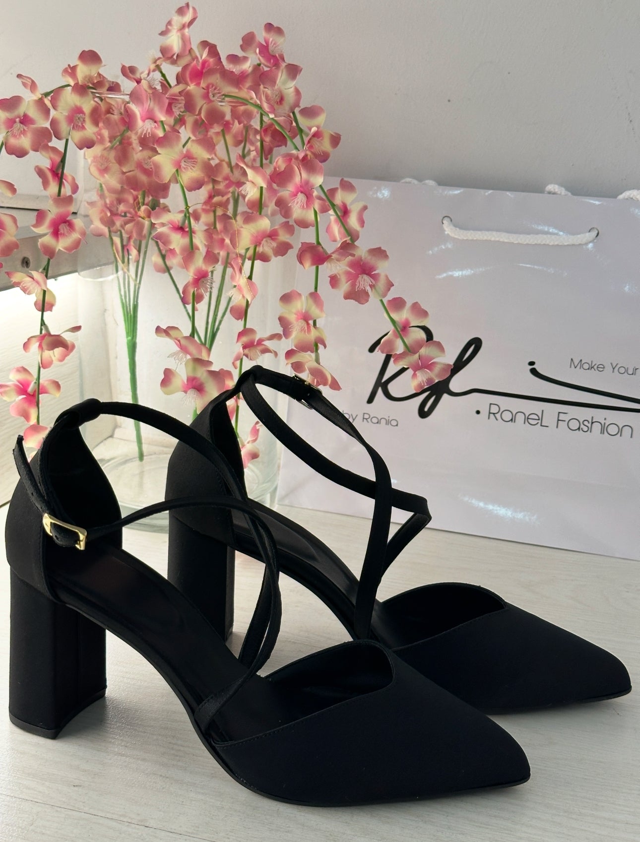 Μαύρη γόβα χιαστή