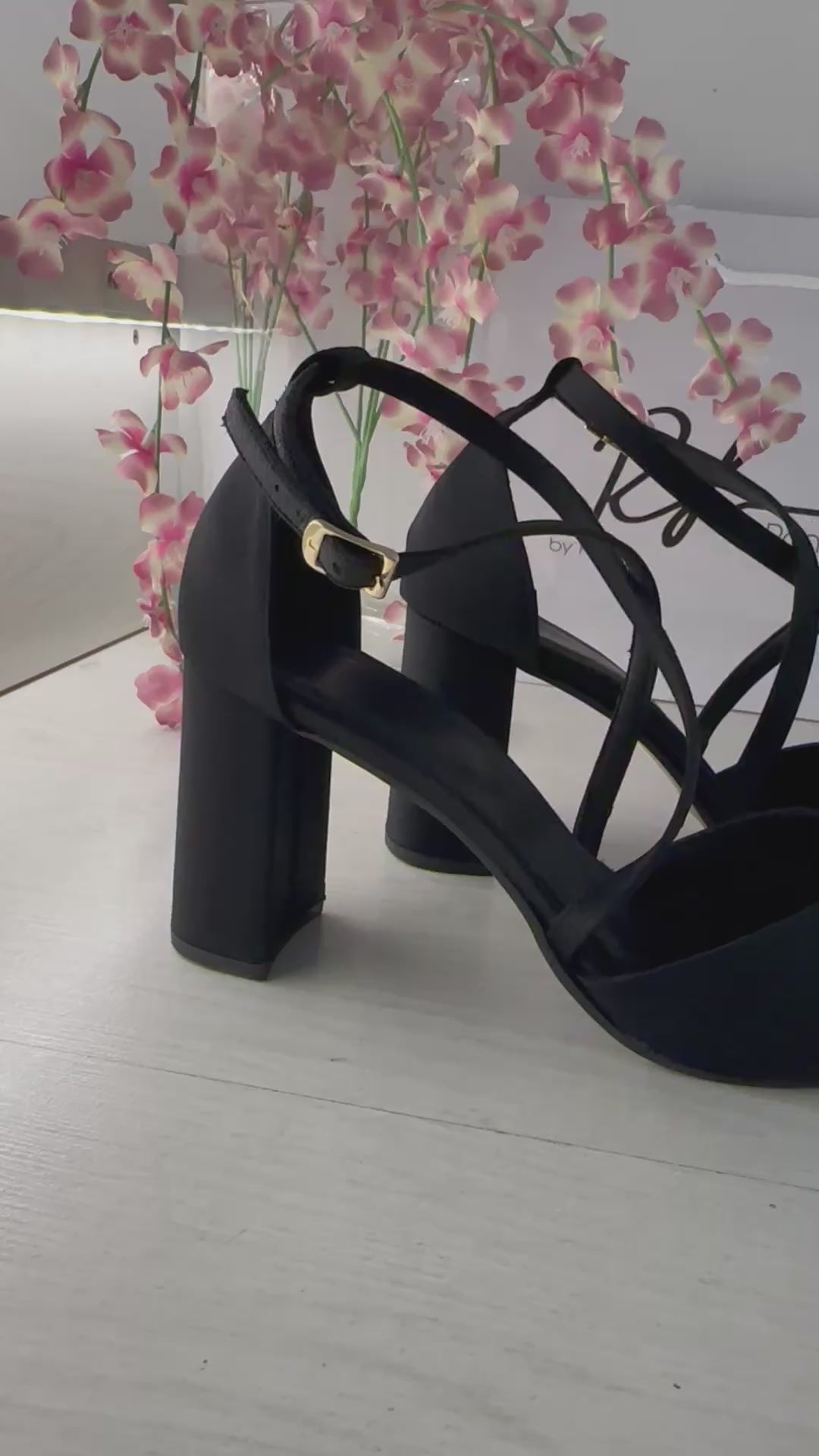 Μαύρη γόβα χιαστή